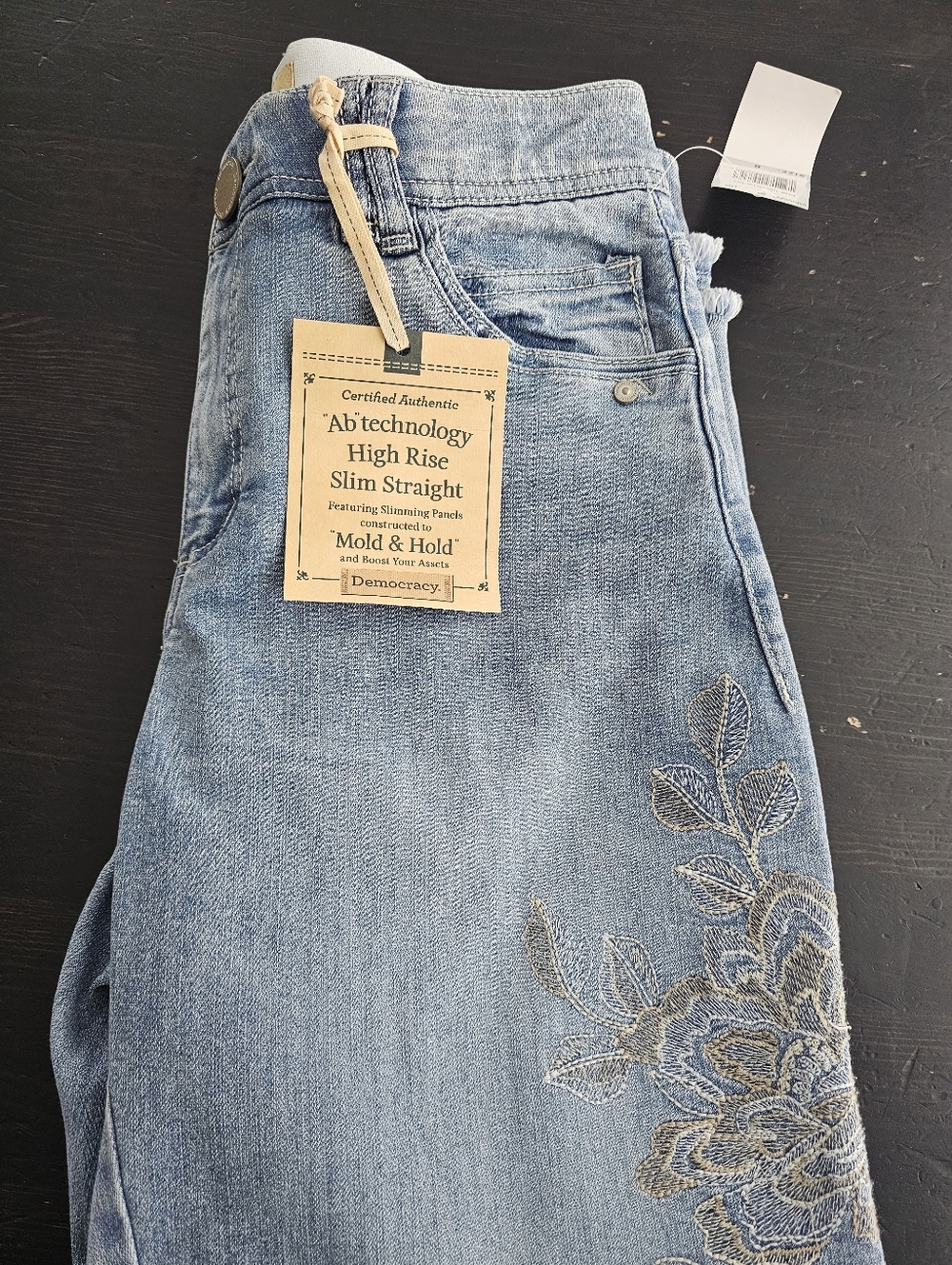 Democracy Light Blue Cropped Jeans with Embroidered Floral Detail. Size 6. - Picture 4 of 10